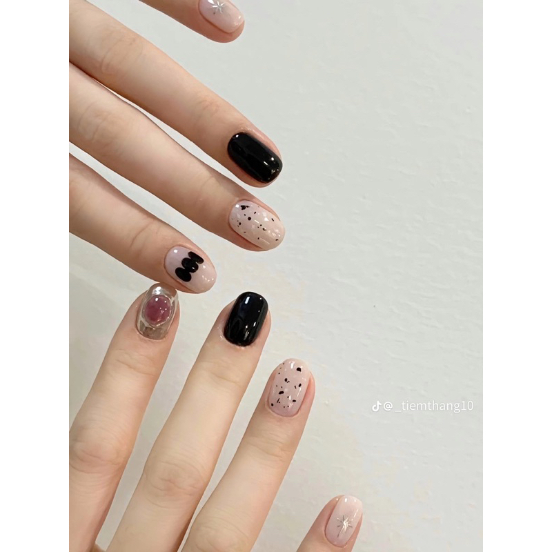 Móng úp kiểu lạ lạ