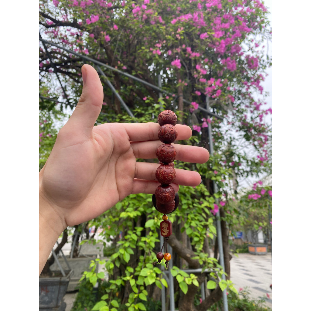 Vòng Tay Vương Mộc Tử Đàn Ấn Độ Hàng Mộc Đục 12 Con Giáp Hoa Sen Đồng Làm Điểm Nhấn Gỗ Thơm Ngọt