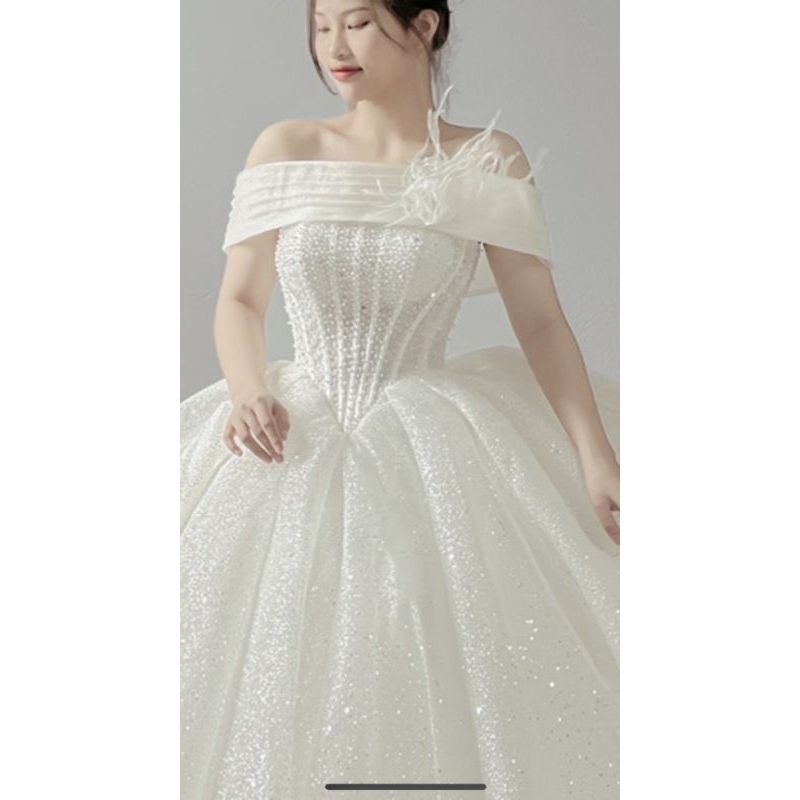 Cài áo lông vũ hoa hồng phối trang phục