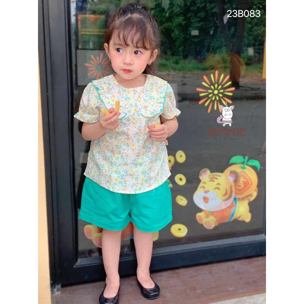 Bộ áo cộc tay hoa nhí phối quần đùi kaki Bernie cho bé gái