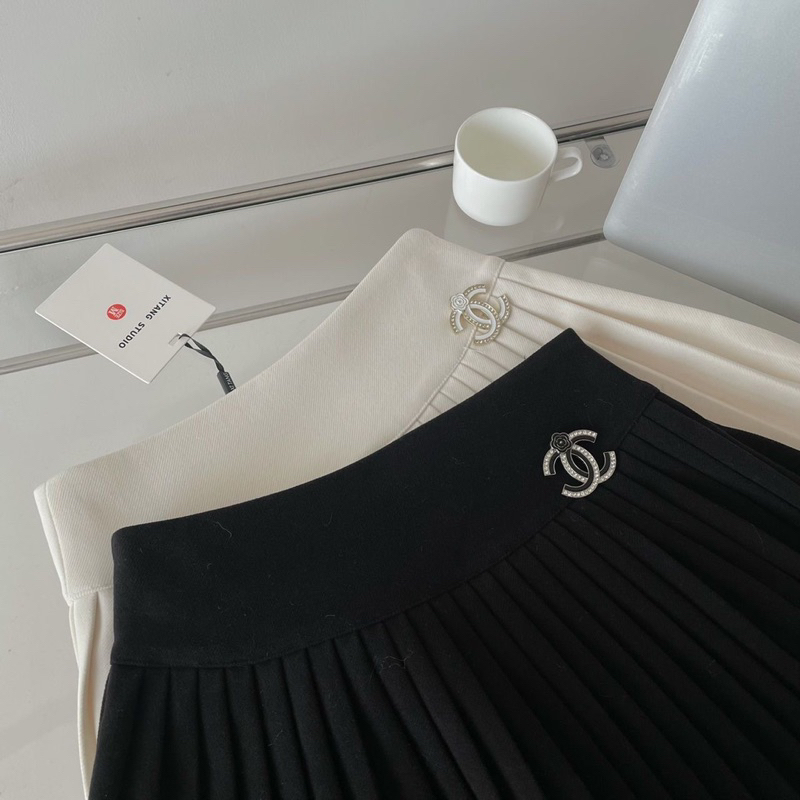 Chân Váy Dập Ly Lưng Cao Phối logo Kim Loại Chane