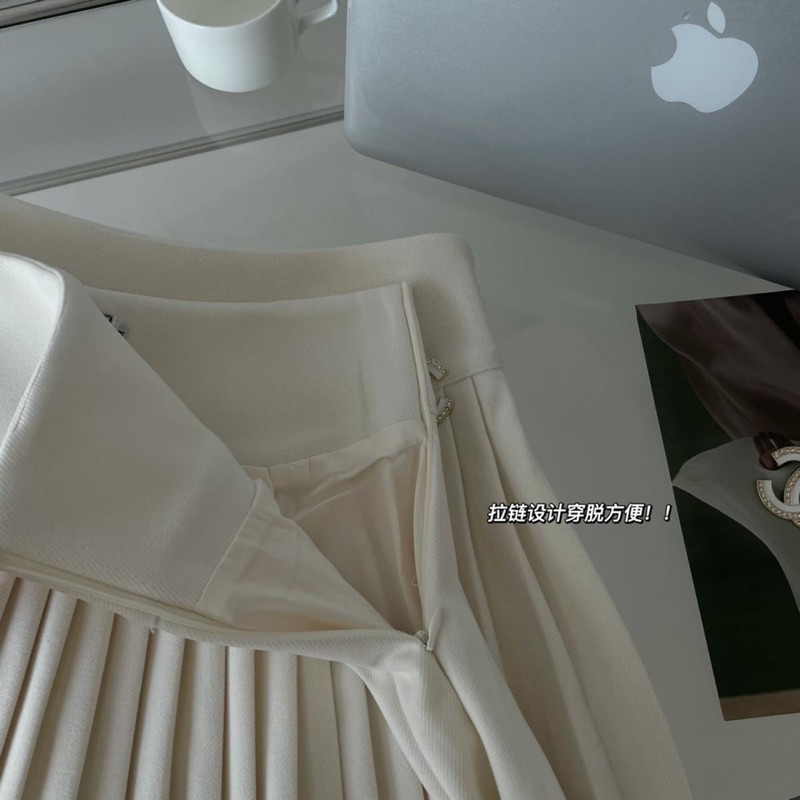 Chân Váy Dập Ly Lưng Cao Phối logo Kim Loại Chane