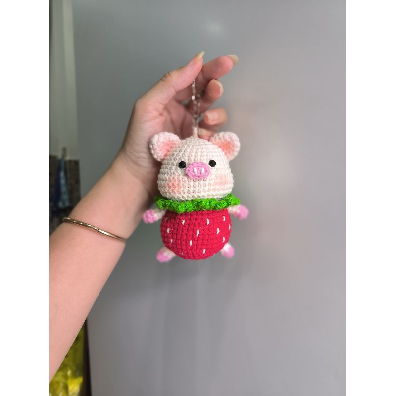 Móc khoá heo dâu bằng len