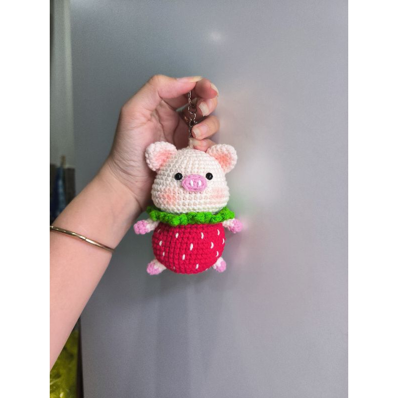 Móc khoá heo dâu bằng len