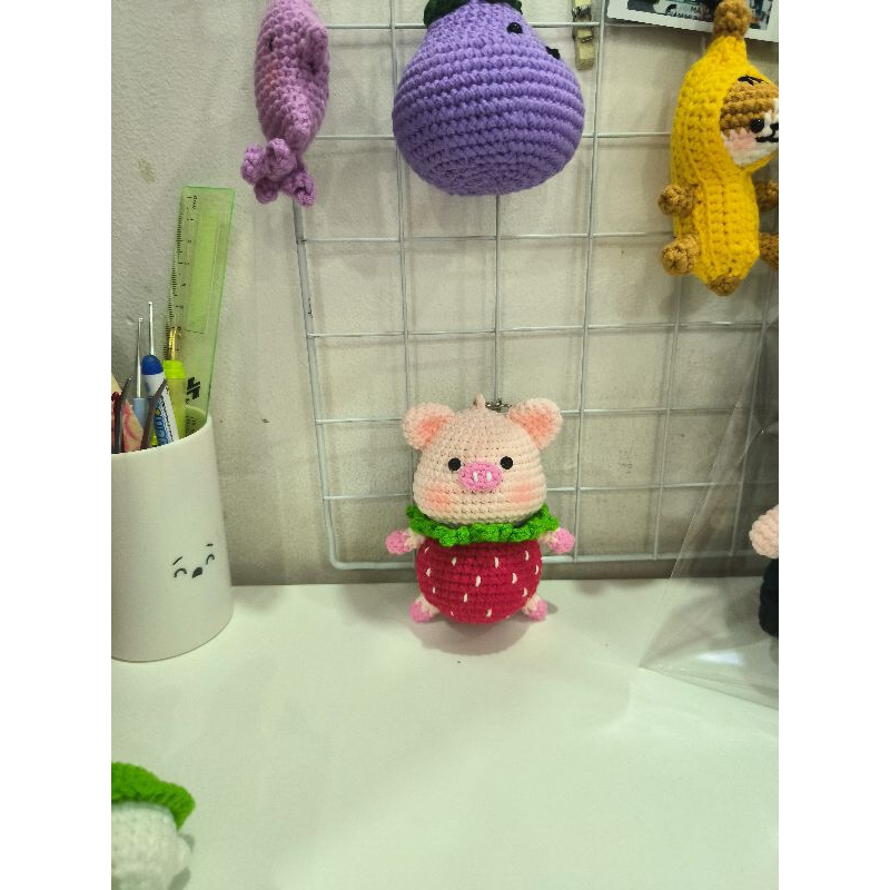 Móc khoá heo dâu bằng len