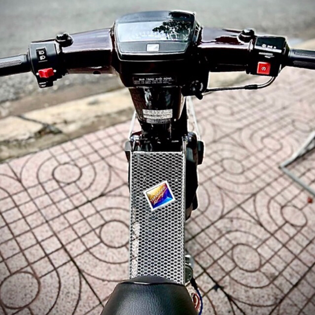 Baga giữa Dream xiken có 2 móc treo đồ  gắn như zin