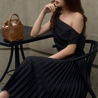 Áo lệch vai Carolyn KIKI