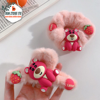 Cột tóc lông nhung hoạt hình Gấu Dâu Lotso đáng yêu mềm mịn, Kẹp tóc càng cua phủ lông đính Gấu dâu siêu hot