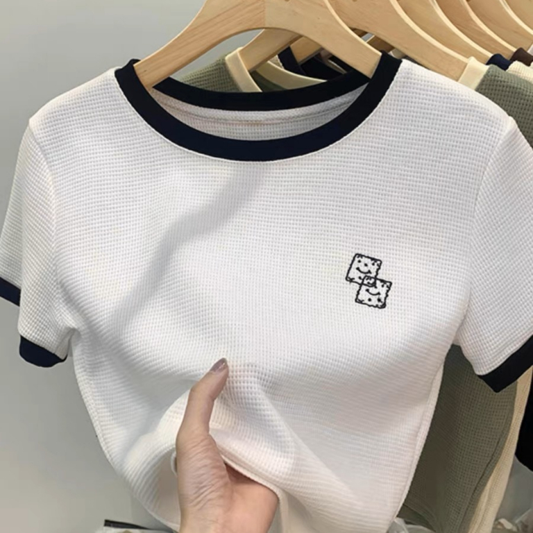 Áo thun nữ ngắn tay thêu xúc xắc ❤️Pinkee❤️ áo baby tee nữ vải tổ ong cao cấp MA060