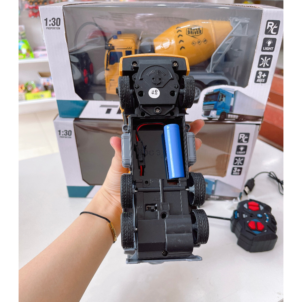 Đồ chơi điều khiển xe trộn bê tông 4 chiều có đèn, xe công trình