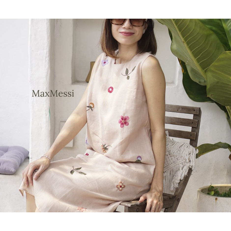MaxMessi - Đầm suông nữ Linen Tưng Premium FED cổ tròn xẻ tà 2 bên thêu tay