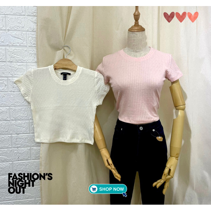 Áo thun croptop 2 màu hồng và trắng kem nền vải cotton có sớ hoa văn nhí siêu cưng vnxk