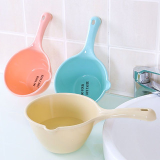 Ca nhựa múc nước cán dài - gáo nhựa pp múc nước có móc treo thiết kế gáo sâu đáy rộng màu sắc bắt mắt
