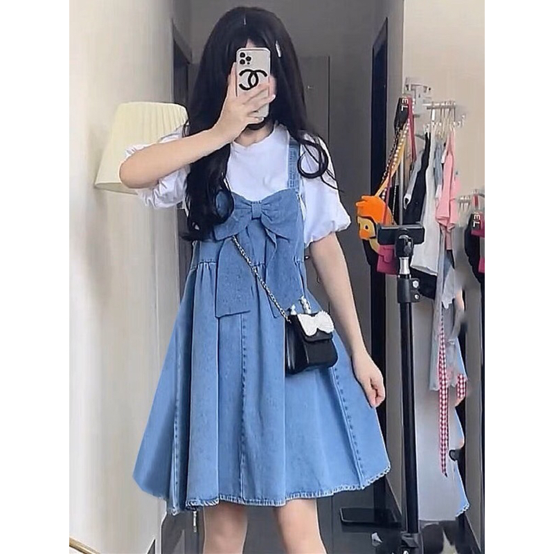 Váy yếm hai dây có nơ phù hợp cho mùa hè