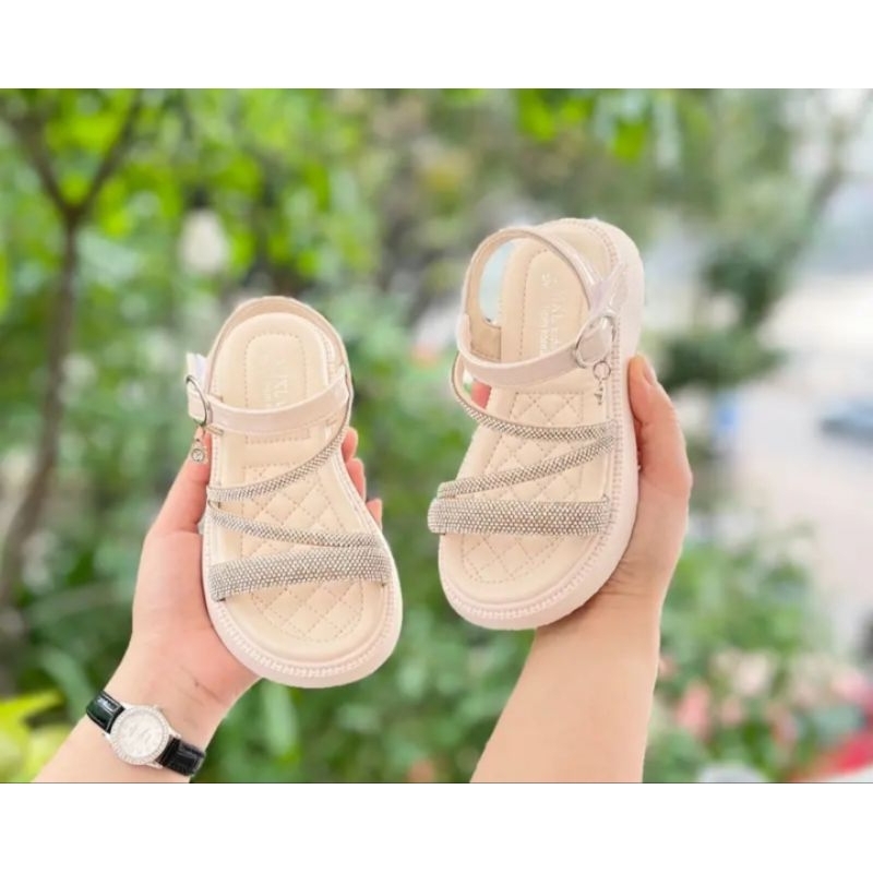 Sandal bé gái dép quai hậu cho bé đính đá sáng sang chân đen trắng quai chéo
