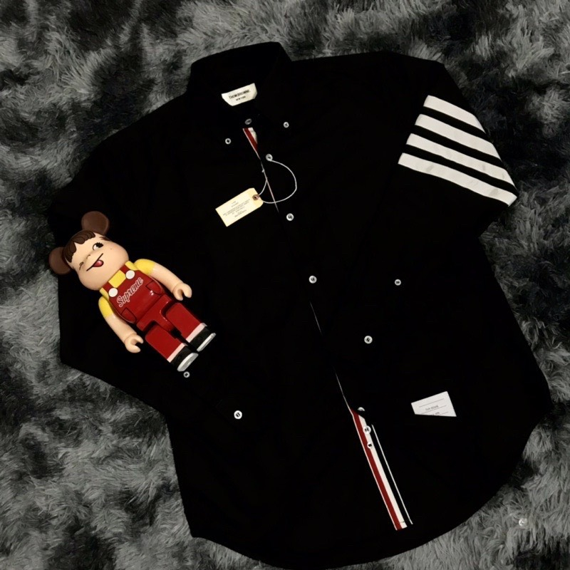 Áo Sơ Mi 𝐓𝐡𝐨𝐦.𝐛𝐫𝐨𝐰𝐧𝐞 Đen 4 Sọc Trắng Dài Tay Vải Cotton Lụa Cao Cấp | BigBuy360 - bigbuy360.vn