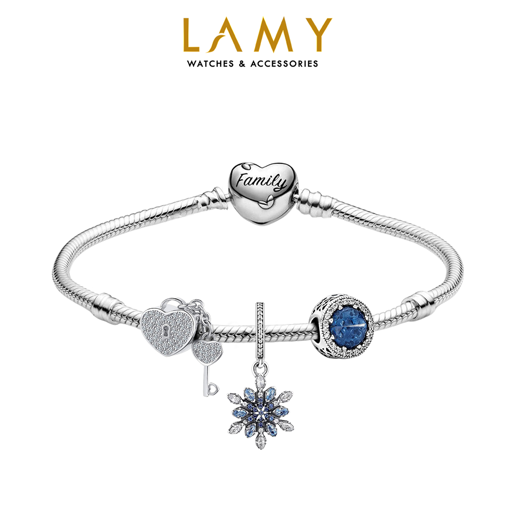 Vòng tay mềm bạc CDE với khoá trái tim cùng charm đá xanh lấp lánh kèm charm treo bông tuyết và charm trái tim khóa