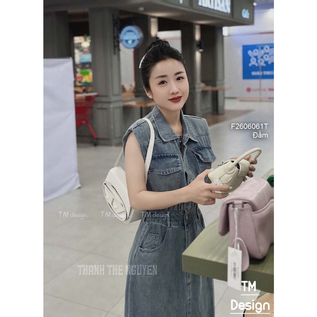 Đầm jean kiểu dáng dài sát nách phối xẻ tà sau cổ bẻ ngực đắp túi nắp hàng đẹp!