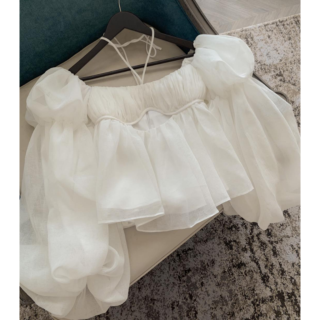 Áo trắng trễ vai, tay dài, hai dây điệu đà