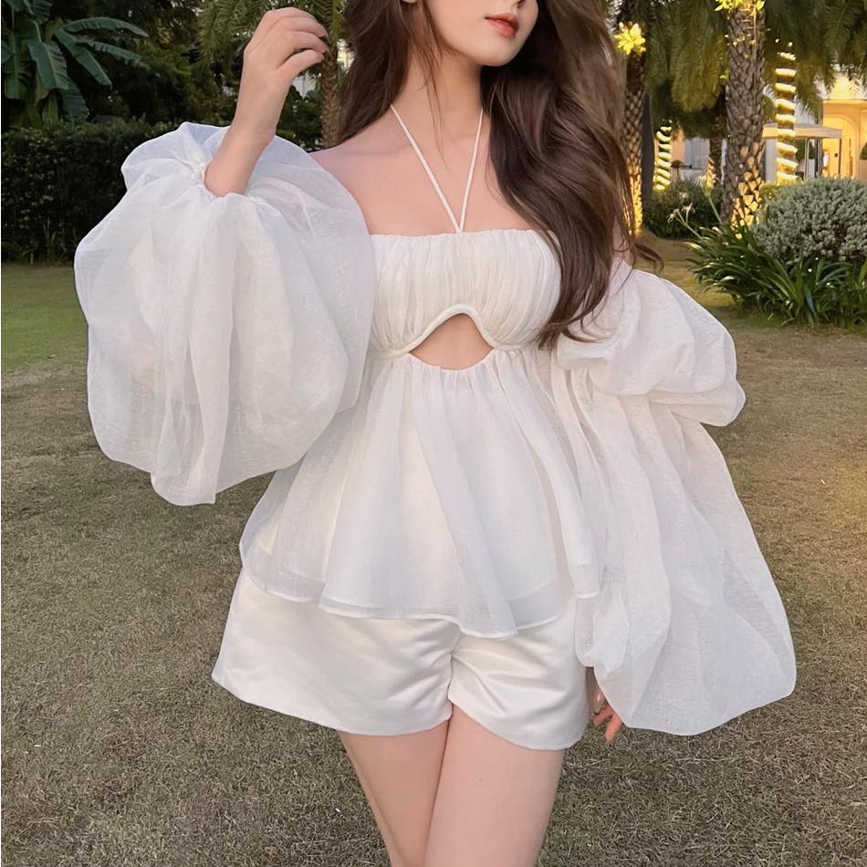 Áo trắng trễ vai, tay dài, hai dây điệu đà