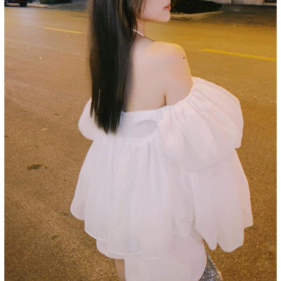 Áo trắng trễ vai, tay dài, hai dây điệu đà