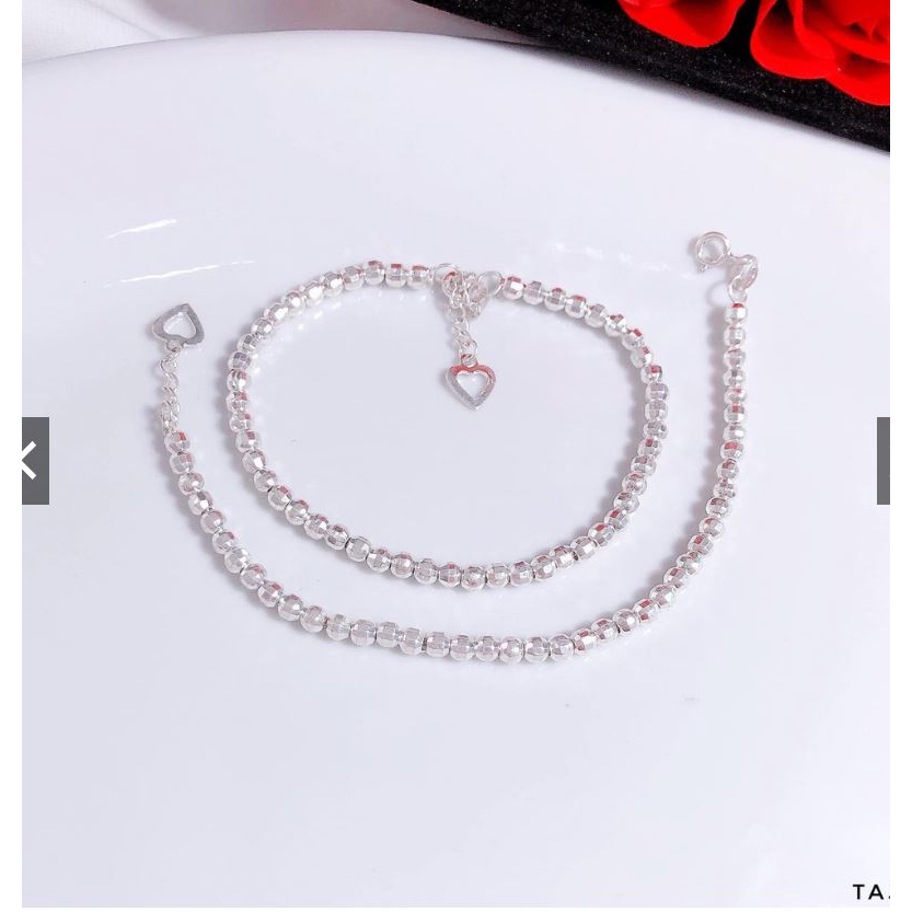 Lắc tay bi bạc ta xinh xắn.