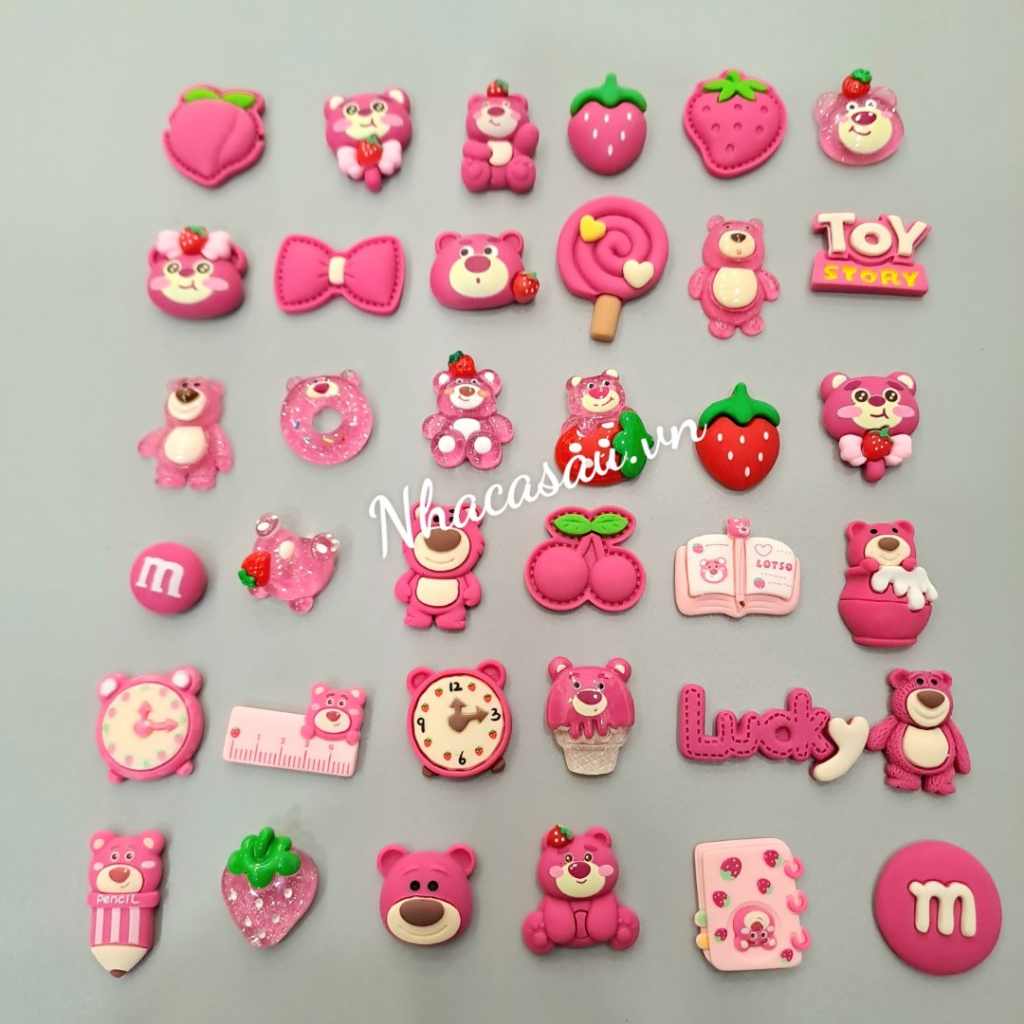 Jiibitz charm sticker đá hình gấu dâu hồng, gấu lotso gắn trang trí dép sục cross - Nhà Cá Sấu
