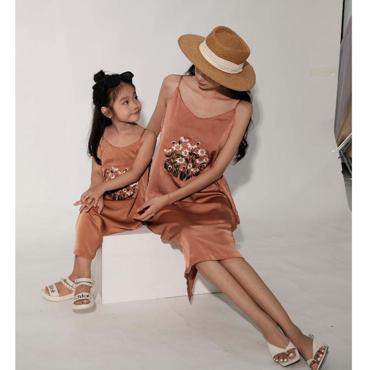 Set đầm váy 2 dây thêu hoa cúc cho mẹ và bé gái Anniebaby chất liệu lụa ngọc trai mềm mịn thoáng mát phong cách mùa hè