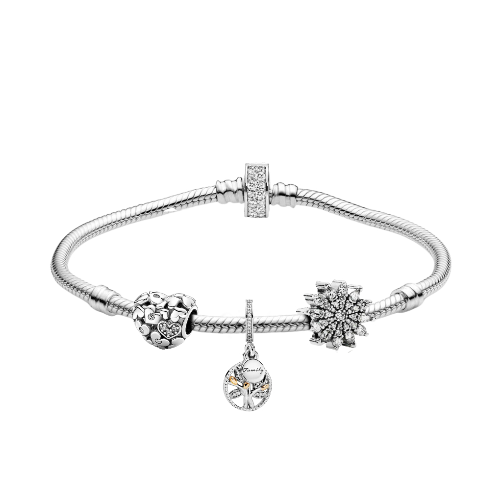 Vòng tay mềm bạc CDE với khoá tròn đính đá cùng charm trái tim tròn kèm charm cây gia đình và charm đá pha lê