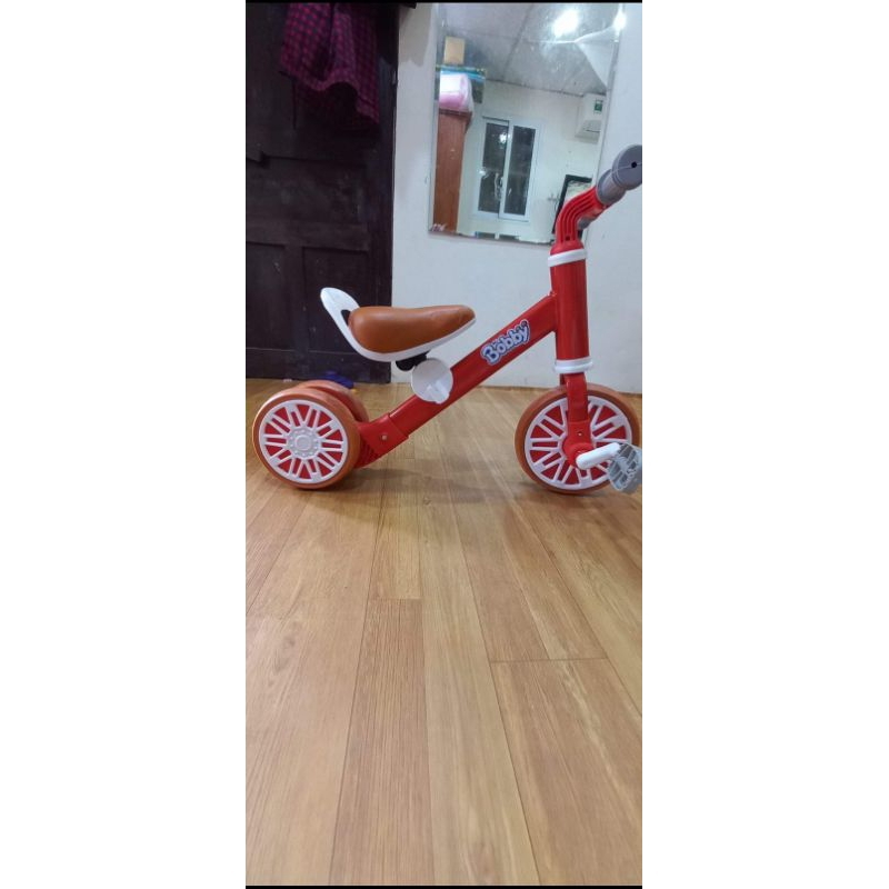 Xe chòi chân kèm bàn đạp quà tặng bobby màu ngẫu nhiên