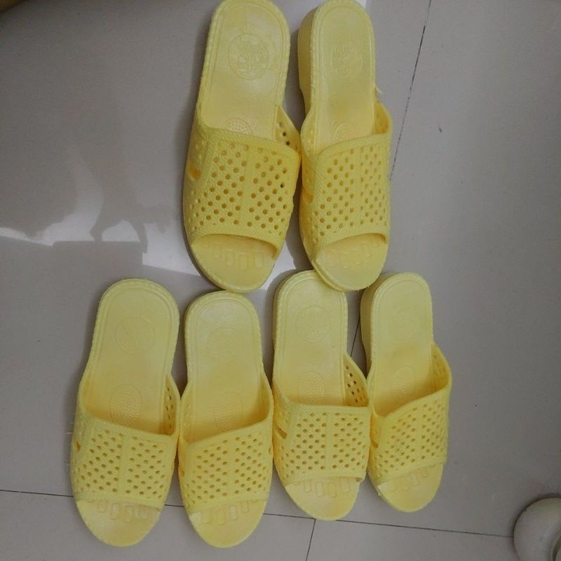 Dép tổ ong đế dày 2.5cm chống trơn.