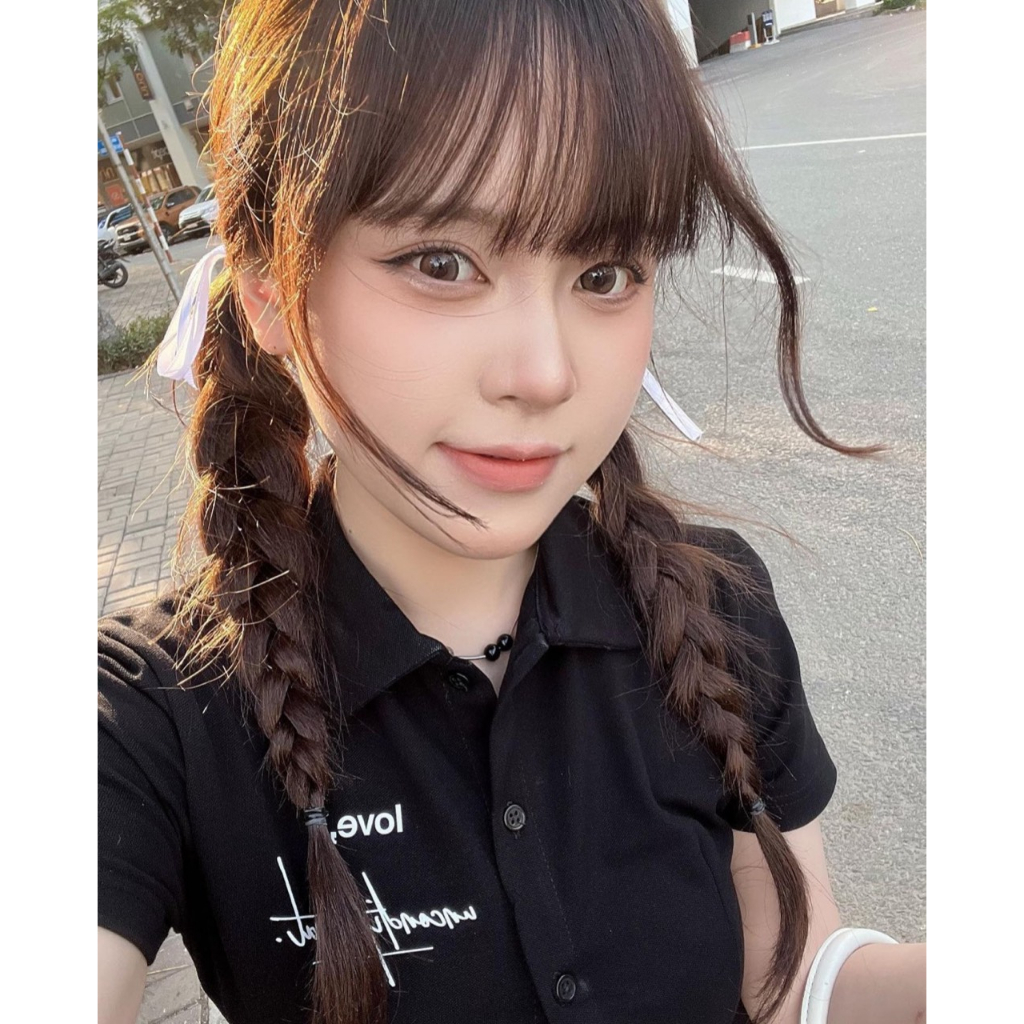 ĐẦM ĐEN POLO THÊU CHỮ NGỰC HÀNG NÚT