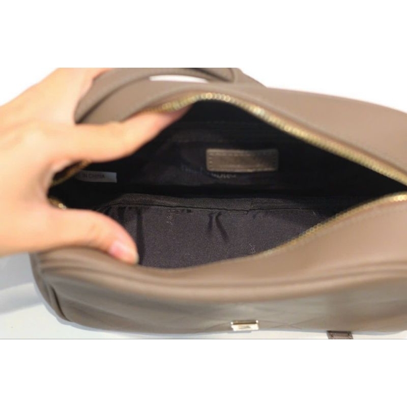 Túi xách nữ đeo chéo dáng túi hộp NICOLE MILLER NEW YORK chất liệu da bò size 23 cm