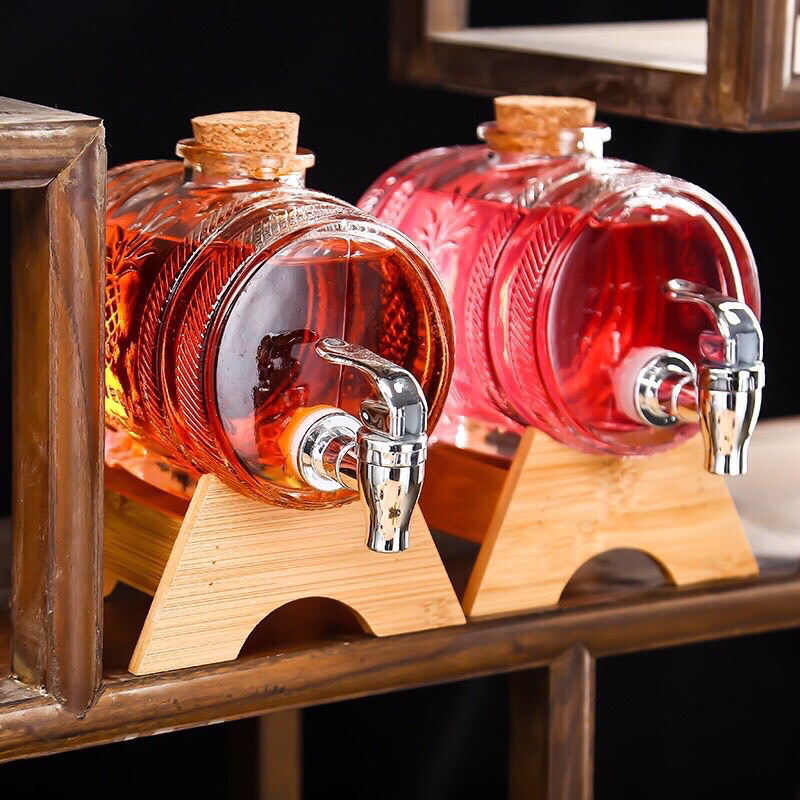 Bình Thủy Tinh Đựng Nước, Rót Rượu Có Vòi Rót Dung Tích 1000ml Có Giá Đỡ Bằng Gỗ Tiện Dụng Decor Trang Trí Sang Trọng