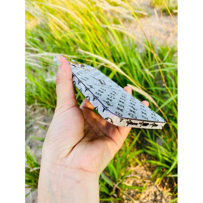 Dán Skin Nhũ bạc LV chữ lớn cho Androi và Iphone 5/5s tới 14promax full lưng viền