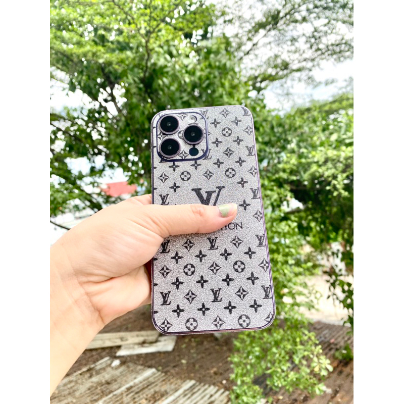Dán Skin Nhũ bạc LV chữ lớn cho Androi và Iphone 5/5s tới 14promax full lưng viền