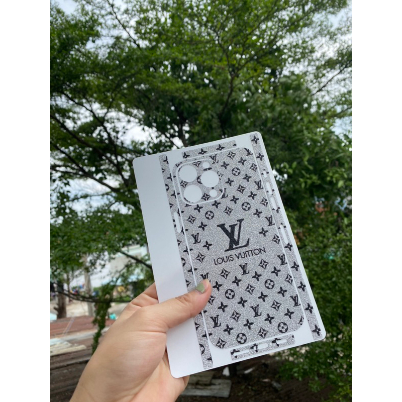 Dán Skin Nhũ bạc LV chữ lớn cho Androi và Iphone 5/5s tới 14promax full lưng viền