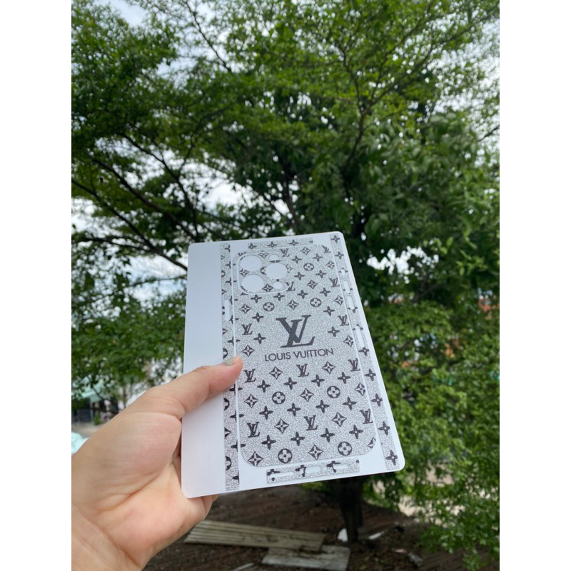 Dán Skin Nhũ bạc LV chữ lớn cho Androi và Iphone 5/5s tới 14promax full lưng viền