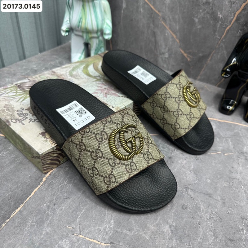 Dép lê GC 2 màu xanh nâu về thêm quai da có gắn logo thương hiệu