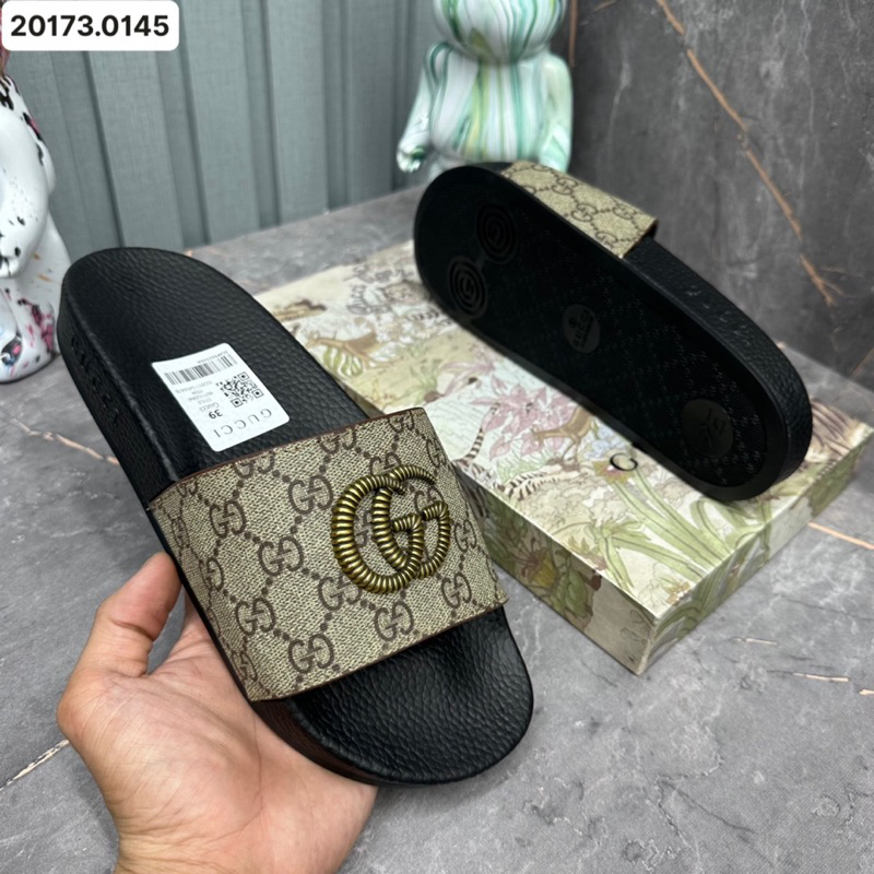 Dép lê GC 2 màu xanh nâu về thêm quai da có gắn logo thương hiệu