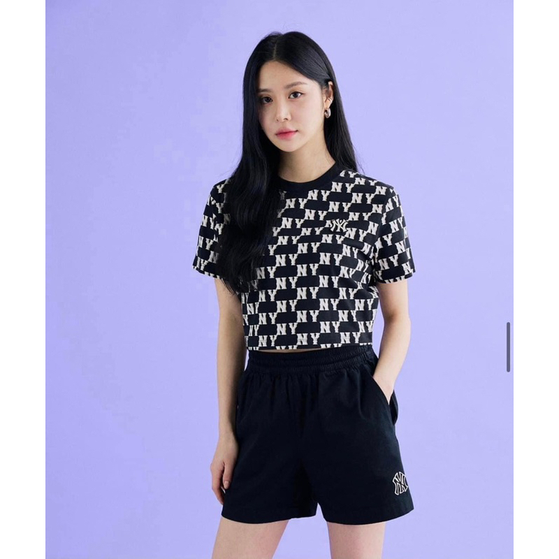 Áo thun MLB monogram dáng croptop