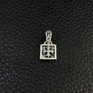 Mật dây chuyền chromehearts