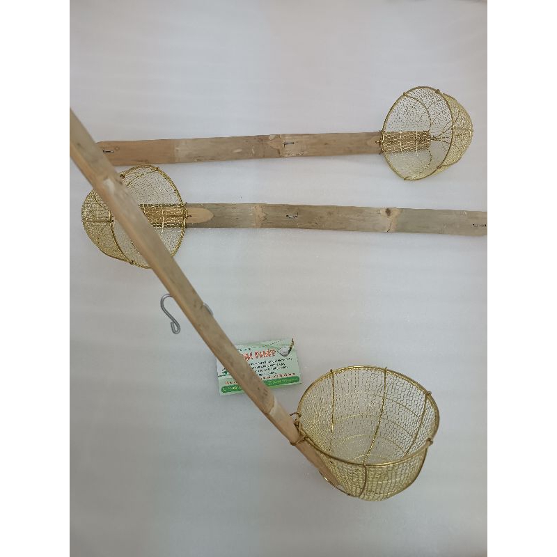 vợt trụng hủ tiếu, mì đồ ăn sâu lòng lưới dày cán tre loại tốt size 12cm