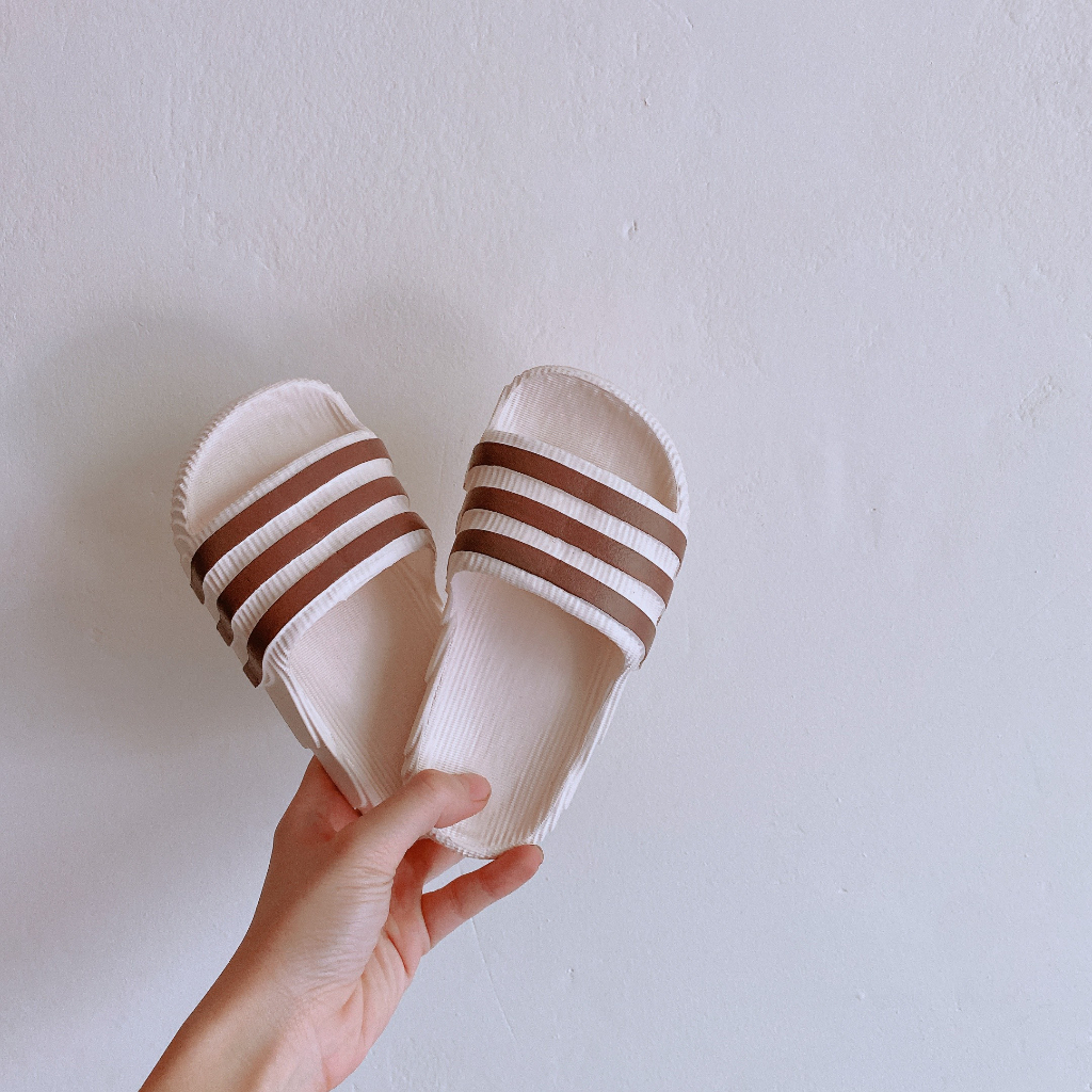 Dép Lê Siêu Nhẹ Đế Đúc Chống Trơn Quai Ngang 3 Sọc Hot Trend Cho Bé Trai 2-12 Tuổi K006