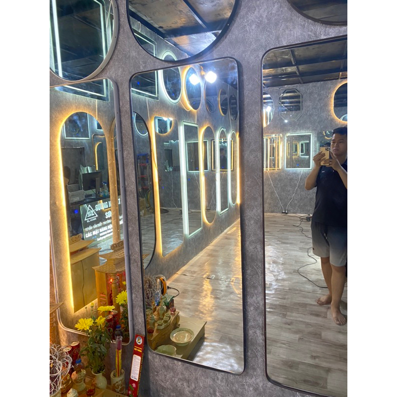 Gương toàn thân dây da móc treo sau.