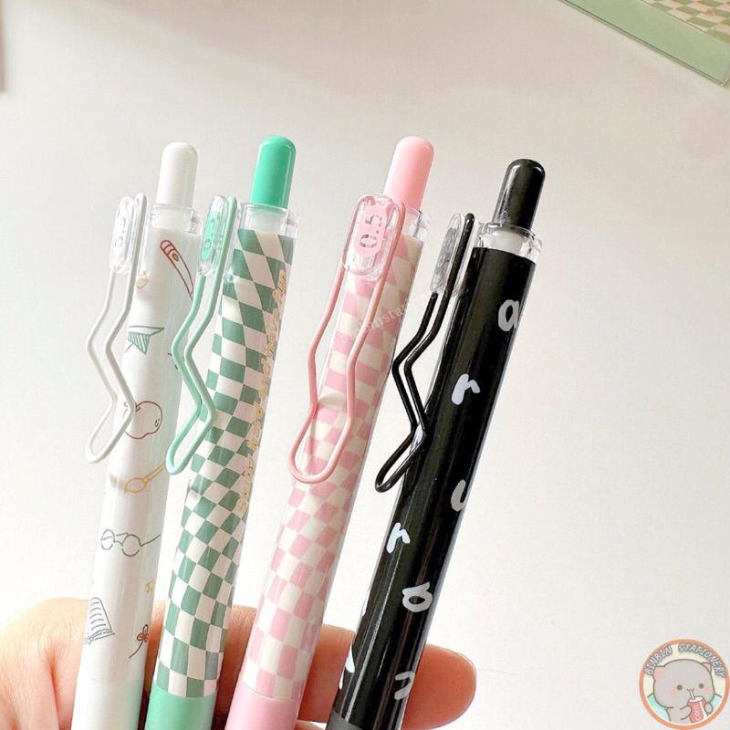 Set bút Mura Study Hard được tặng kèm ngòi 0,5mm gồm 4 màu pastel xinh xắn hồng, xanh, đen, trắng M-8116