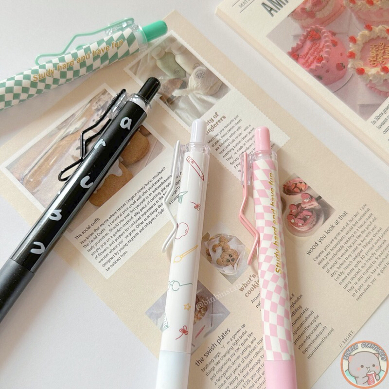 Set bút Mura Study Hard được tặng kèm ngòi 0,5mm gồm 4 màu pastel xinh xắn hồng, xanh, đen, trắng M-8116