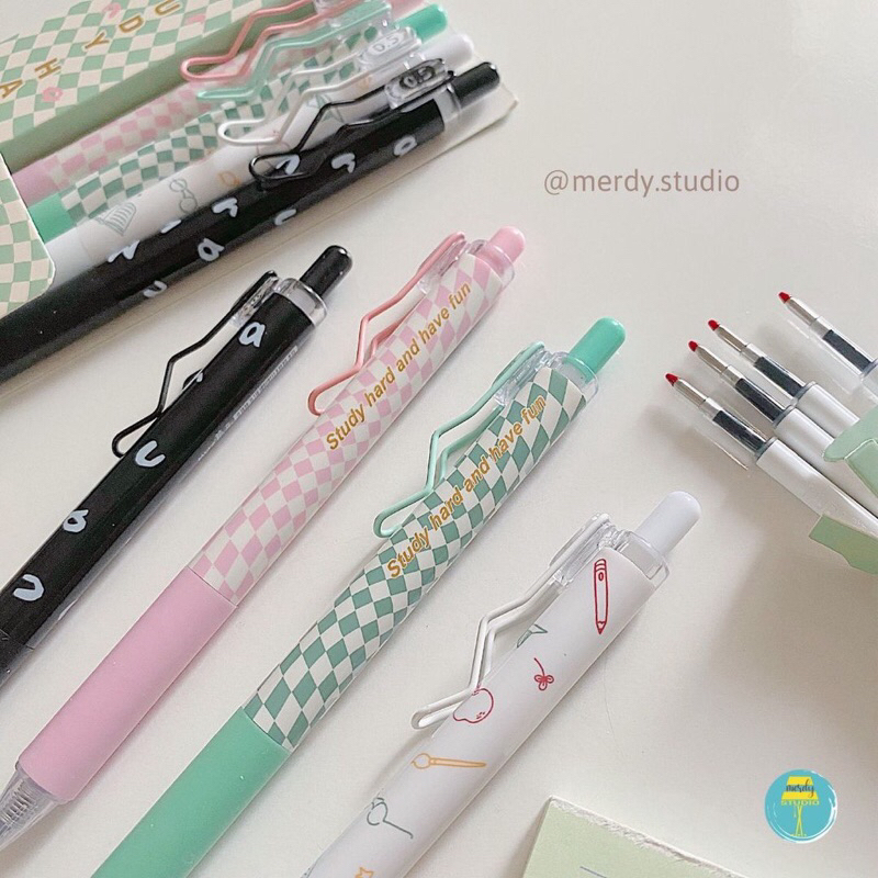 Set bút Mura Study Hard được tặng kèm ngòi 0,5mm gồm 4 màu pastel xinh xắn hồng, xanh, đen, trắng M-8116