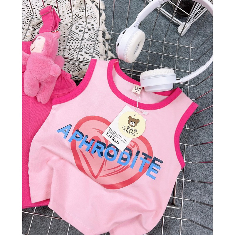 Bộ  ba chi tiết gồm áo thun cotton và yếm hồng kèm gấu dâu cho bé gái siêu đáng yêu