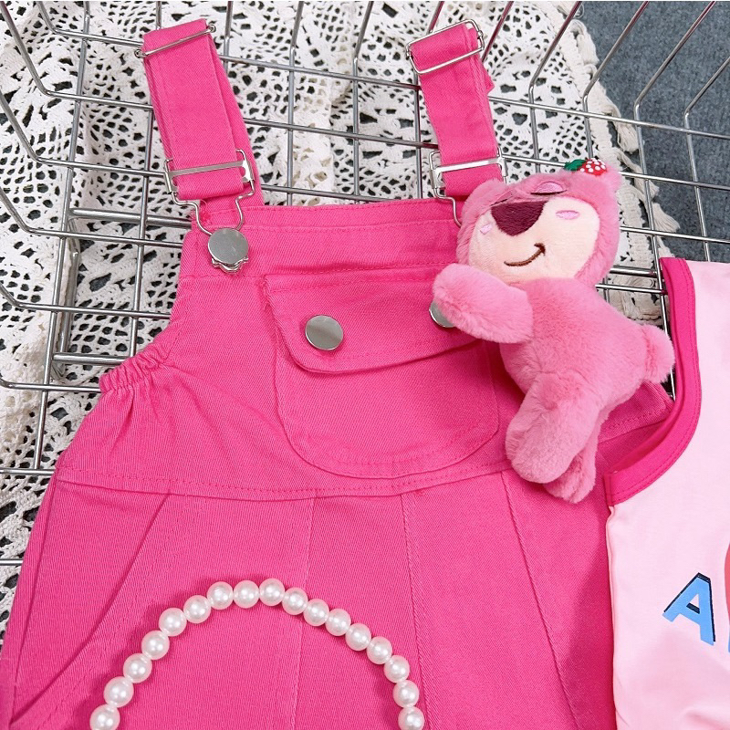 Bộ  ba chi tiết gồm áo thun cotton và yếm hồng kèm gấu dâu cho bé gái siêu đáng yêu